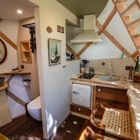Hébergement de vacances La Pomme De Pin Perchée, Romantique Pour 2 *