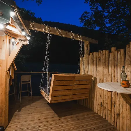 La Pomme De Pin Perchee, Romantique Pour 2